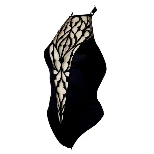Body gothique brodé en tulle nude, col montant et décolleté en V effet illusion. Détails en satin vegan noir et dos nu. Pièce phare de la collection DOGMA par Videnoir.