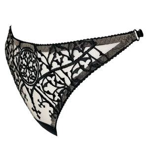 String Cathédrale Brodé VIDE NOIR présenté chez Brigade Mondaine Paris, string noir en tulle transparent orné de broderies graphiques d’inspiration gothique, finitions couture et coupe minimaliste.