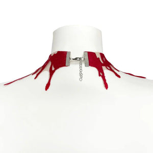 Choker Blood rouge VIDE NOIR présenté chez Brigade Mondaine Paris, tulle nude brodé de motifs rouges fluides, porté sur mannequin, avec pendentif central rouge facetté.