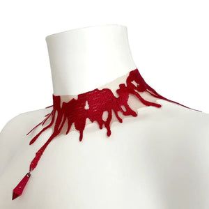Choker Blood rouge VIDE NOIR présenté chez Brigade Mondaine Paris, tulle nude brodé de motifs rouges fluides, porté sur mannequin, avec pendentif central rouge facetté.