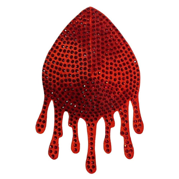 Mannequin portant les cache-tétons Blood rouges VIDE NOIR chez Brigade Mondaine Paris, motifs brodés en forme de gouttes, portés avec un ensemble rouge assorti, photographié en studio.