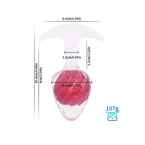 Plug en silicone rouge LIEBE SEELE avec surface spiralée et base transparente évasée, tenu en main sur fond blanc, vue produit détaillée