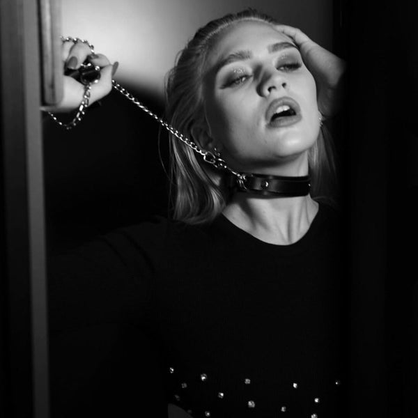 Ce set unisexe, entièrement fait à la main, comprend un collier élégant avec des anneaux et une laisse assortie avec des chaînes solides. Sa taille unique offre une flexibilité parfaite, s’adaptant facilement à tous. Plus qu’un simple accessoire, ce set de bondage permet d'affirmer sa personnalité avec audace, tout en ajoutant une touche distinctive à votre collection. Idéal pour transformer chaque moment en une expérience mémorable, il attire l’attention et enrichit votre garde-robe d’une allure unique et