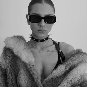 Ce tour de cou fait à la main, en taille unique, offre un ajustement parfait et élégant. Idéal pour ceux qui souhaitent affirmer leur style avec une touche de sophistication, ce bijou met en valeur la silhouette et ajoute une note raffinée à chaque tenue. Chaque création Saint Vendetta est livrée avec un pochon de protection.