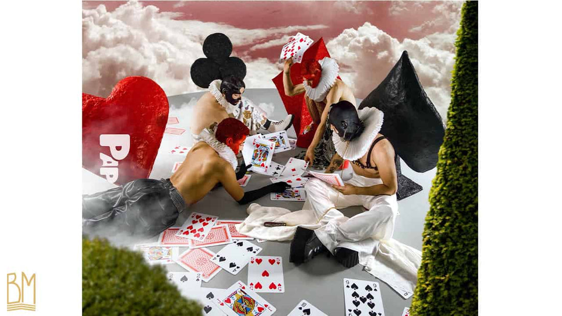 PAP Magazine avec 4 hommes dont trois hommes assis et un couché sur le sol. Deux d’entre eux ont le visage en noir et les deux autres en rouge. L’homme tout à droite porte une laisse de la marque Upko. Ils sont en train de jouer aux cartes. Derrière eux