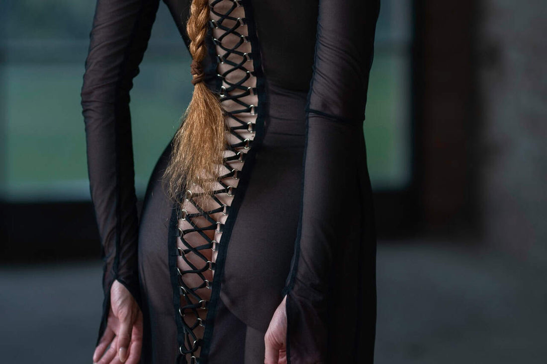 Création FLASH portée par un modèle, pièce au design contemporain et aux lignes affirmées, sélection Brigade Mondaine Paris.