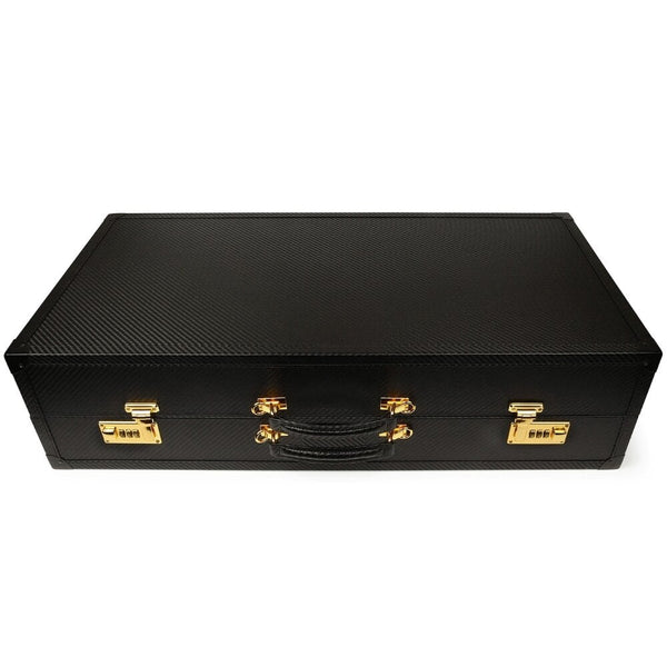 Coffret BDSM ouvert en cuir noir avec intérieur rouge, présentant un ensemble d’accessoires assortis comprenant menottes, sangles, cravaches et chaînes, disposés de manière ordonnée dans une esthétique luxueuse.