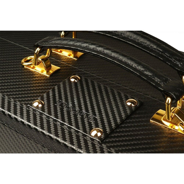 Coffret BDSM ouvert en cuir noir avec intérieur rouge, présentant un ensemble d’accessoires assortis comprenant menottes, sangles, cravaches et chaînes, disposés de manière ordonnée dans une esthétique luxueuse.