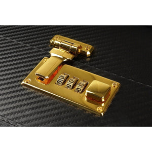 Coffret BDSM ouvert en cuir noir avec intérieur rouge, présentant un ensemble d’accessoires assortis comprenant menottes, sangles, cravaches et chaînes, disposés de manière ordonnée dans une esthétique luxueuse.