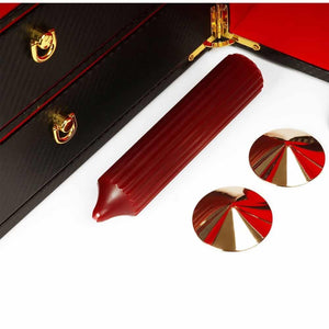 Coffret BDSM ouvert en cuir noir avec intérieur rouge, présentant un ensemble d’accessoires assortis comprenant menottes, sangles, cravaches et chaînes, disposés de manière ordonnée dans une esthétique luxueuse.