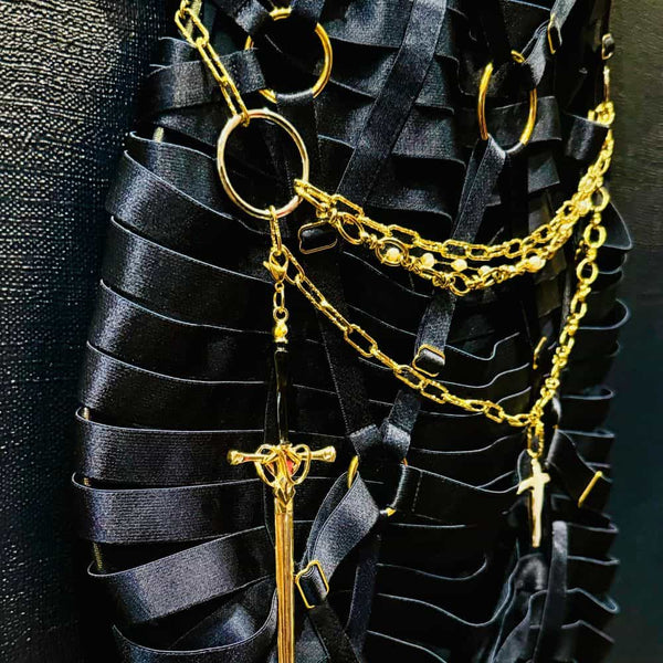 Ceinture fabriquée en acier inoxydable plaqué or de haute qualité la chaîne comporte un pendentif en forme de croix en perles d’eau douce avec des bords plaqués or et une épée amovible en acier inoxydable, le tout complété par des fermoirs à ressort en acier inoxydable plaqué or 18 carats
