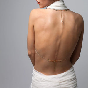 Photo d'une Femme de Dos portant un Bijou de Buste Doré avec Bijoux Swarovski et Jades avec une Tenue couleur Blanc