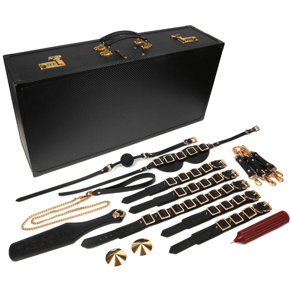 Coffret BDSM ouvert en cuir noir avec intérieur rouge, présentant un ensemble d’accessoires assortis comprenant menottes, sangles, cravaches et chaînes, disposés de manière ordonnée dans une esthétique luxueuse.