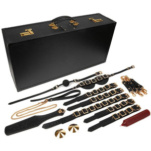Coffret BDSM ouvert en cuir noir avec intérieur rouge, présentant un ensemble d’accessoires assortis comprenant menottes, sangles, cravaches et chaînes, disposés de manière ordonnée dans une esthétique luxueuse.