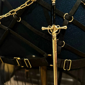 Ceinture fabriquée en acier inoxydable plaqué or de haute qualité la chaîne comporte un pendentif en forme de croix en perles d’eau douce avec des bords plaqués or et une épée amovible en acier inoxydable, le tout complété par des fermoirs à ressort en acier inoxydable plaqué or 18 carats