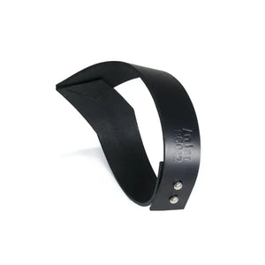 Vue de côté du choker 86042 en cuir noir avec design en V épuré, montrant la partie en cuir cousue à la main et la fermeture à vis pression à l’arrière.
