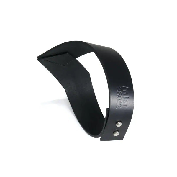 Vue de côté du choker 86042 en cuir noir avec design en V épuré, montrant la partie en cuir cousue à la main et la fermeture à vis pression à l’arrière.
