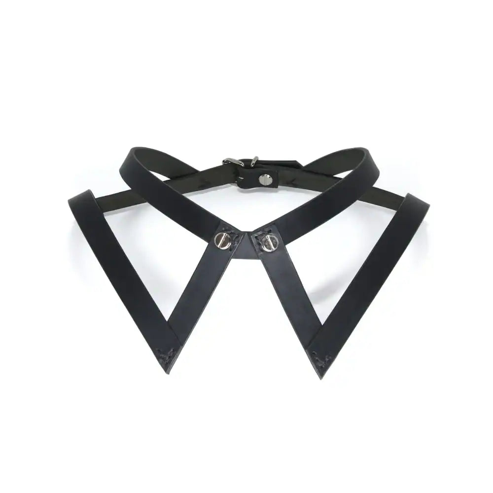 Choker 86647 en cuir noir, inspiré du col de chemise. Épouse naturellement les clavicules avec des vis à l’avant rappelant les boutons d’un col. Ajustement à l’arrière par boucle réglable.