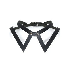 Choker 86647 en cuir noir, inspiré du col de chemise. Épouse naturellement les clavicules avec des vis à l’avant rappelant les boutons d’un col. Ajustement à l’arrière par boucle réglable.