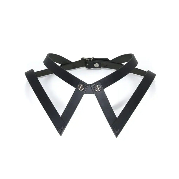 Choker 86647 en cuir noir, inspiré du col de chemise. Épouse naturellement les clavicules avec des vis à l’avant rappelant les boutons d’un col. Ajustement à l’arrière par boucle réglable.