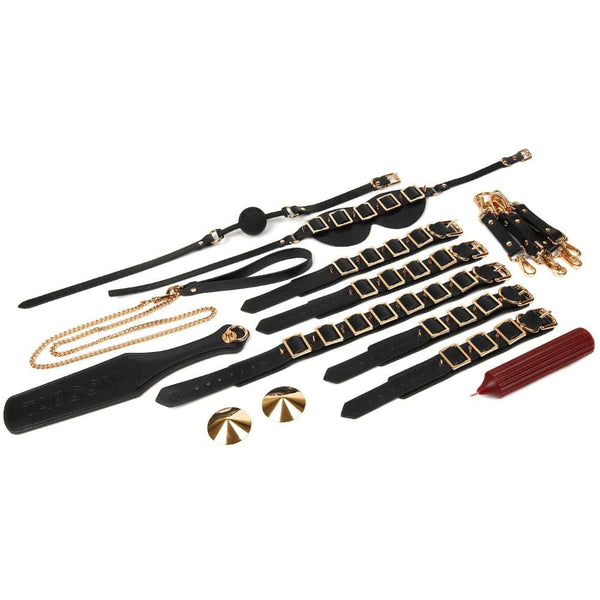 Coffret BDSM ouvert en cuir noir avec intérieur rouge, présentant un ensemble d’accessoires assortis comprenant menottes, sangles, cravaches et chaînes, disposés de manière ordonnée dans une esthétique luxueuse.