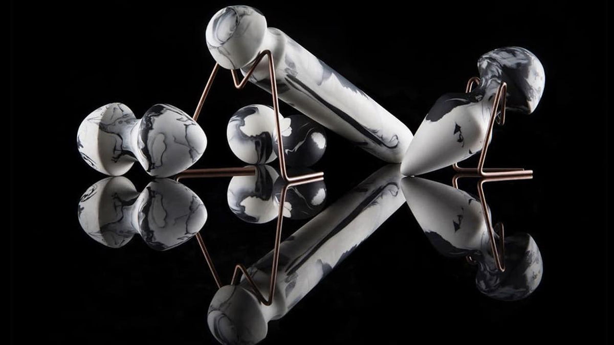 Sex toy de chez adele brydges noir et blanc effet marbré