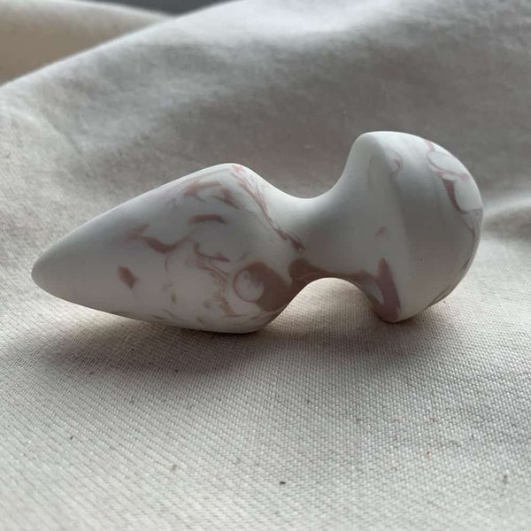 Plug petit à un embout en pique de couleur rose et blanche de adules brydges chez brigade mondaine.