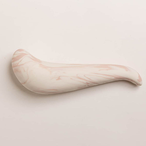 The spur épais sur le haut et embout plus fin, il est de porcelaine de couleur rose et blanc de Adeles brydges chez brigade mondaine