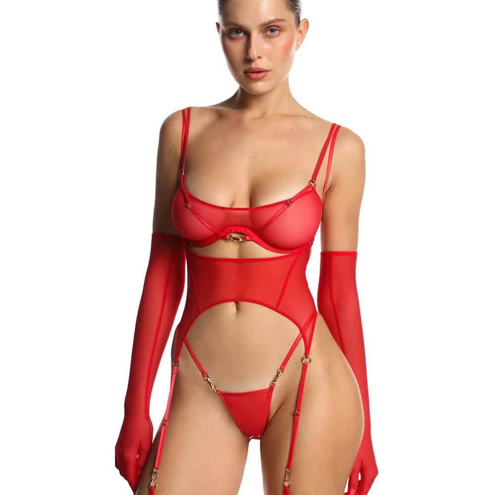 Détail d’un ensemble ANOESES en tulle rouge avec gants longs, sangles fines et finitions dorées sur fond blanc.
