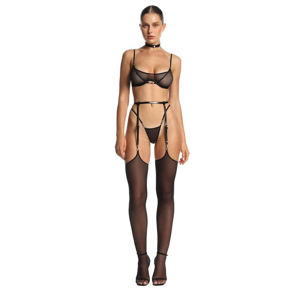 Ensemble Imani x Nala Anoeses : soutien-gorge en maille transparente, string coordonné, bas en résille incurvée et porte-jarretelles en cuir – lingerie haut de gamme, érotique et artisanale.