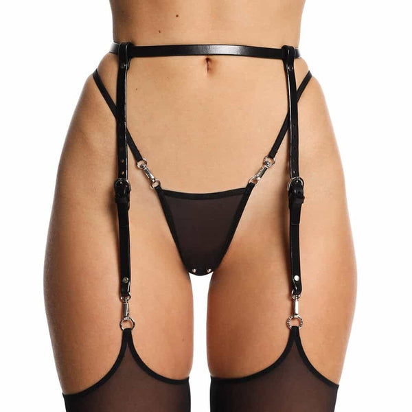 Ensemble lingerie Anoeses composé du porte-jarretelles NALA en cuir, du string IMANI en maille transparente et des bas IMANI en résille incurvée – look coordonné haut de gamme au style bondage chic.
