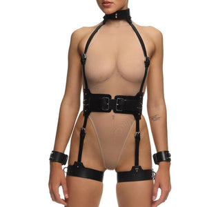 Full Set REVNA signé Anoeses : ensemble bondage en cuir noir avec harnais, collier, ceinture et menottes de cuisse reliées par des sangles – silhouette graphique et fétiche au style affirmé.