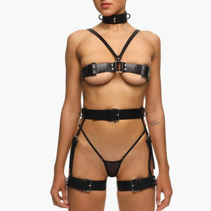 Full Set FREYA signé Anoeses : ensemble bondage en cuir noir avec harnais poitrine, ceinture à jarretelles larges et collier à anneaux métalliques – look audacieux et sculptant.