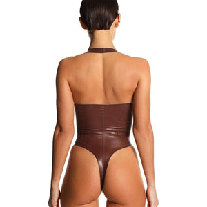 Body en latex bordeaux mat avec décolleté plongeant et coupe échancrée.