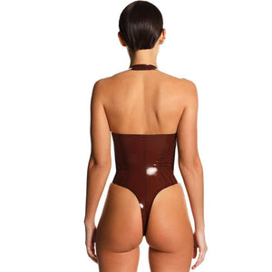 Body échancré en latex bordeaux avec décolleté plongeant et fines bretelles.