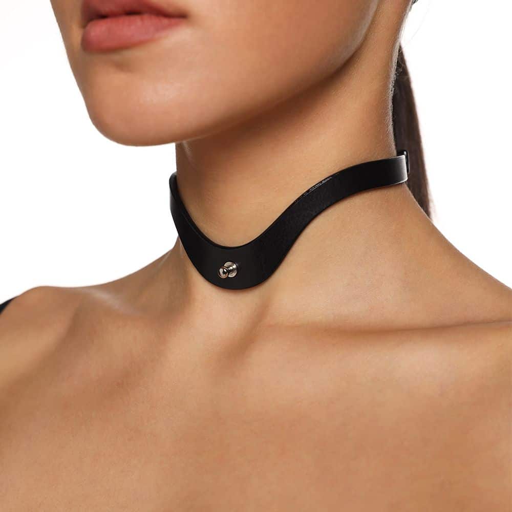 Photo Portée du Collier Bondage Ras de Cou en Cuir Noir et Quincaillerie Nickelée
