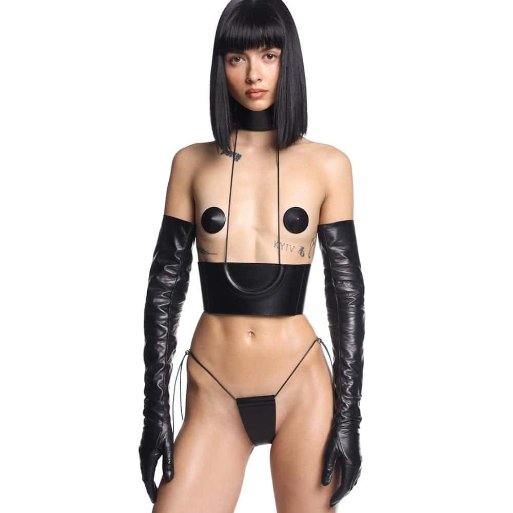 Femme Portant un String en Cuir Noir Ficelle Et une Ceinture Corset Cuir Noir