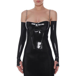 Robe en latex noir ANOESES vue de face avec corsage structuré, bretelles à chaînes métalliques et manches longues séparées, présentée chez Brigade Mondaine Paris.