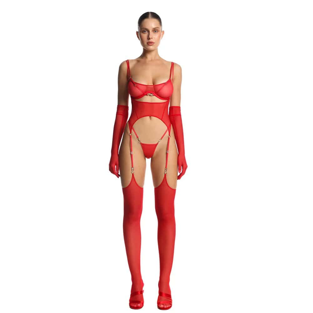 Femme portant un ensemble de Lingerie Rouge en Mesh technique haute durabilité et Détails Dorés