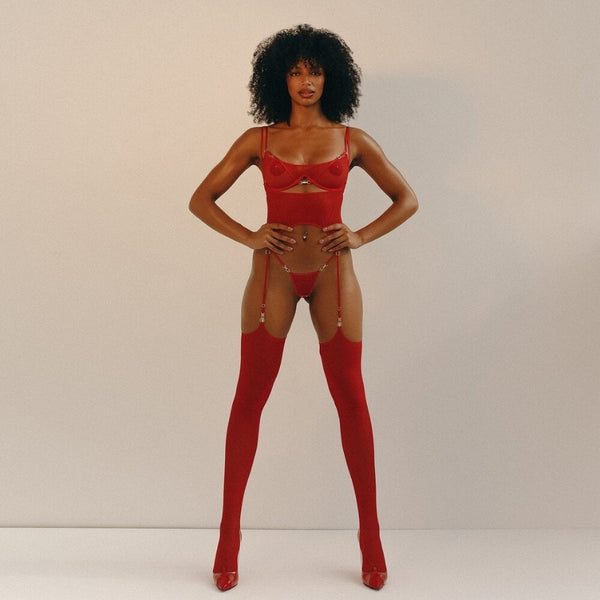 Femme portant un ensemble de Lingerie Rouge en Mesh technique haute durabilité et Détails Dorés
