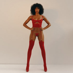 Femme portant un ensemble de Lingerie Rouge en Mesh technique haute durabilité et Détails Dorés