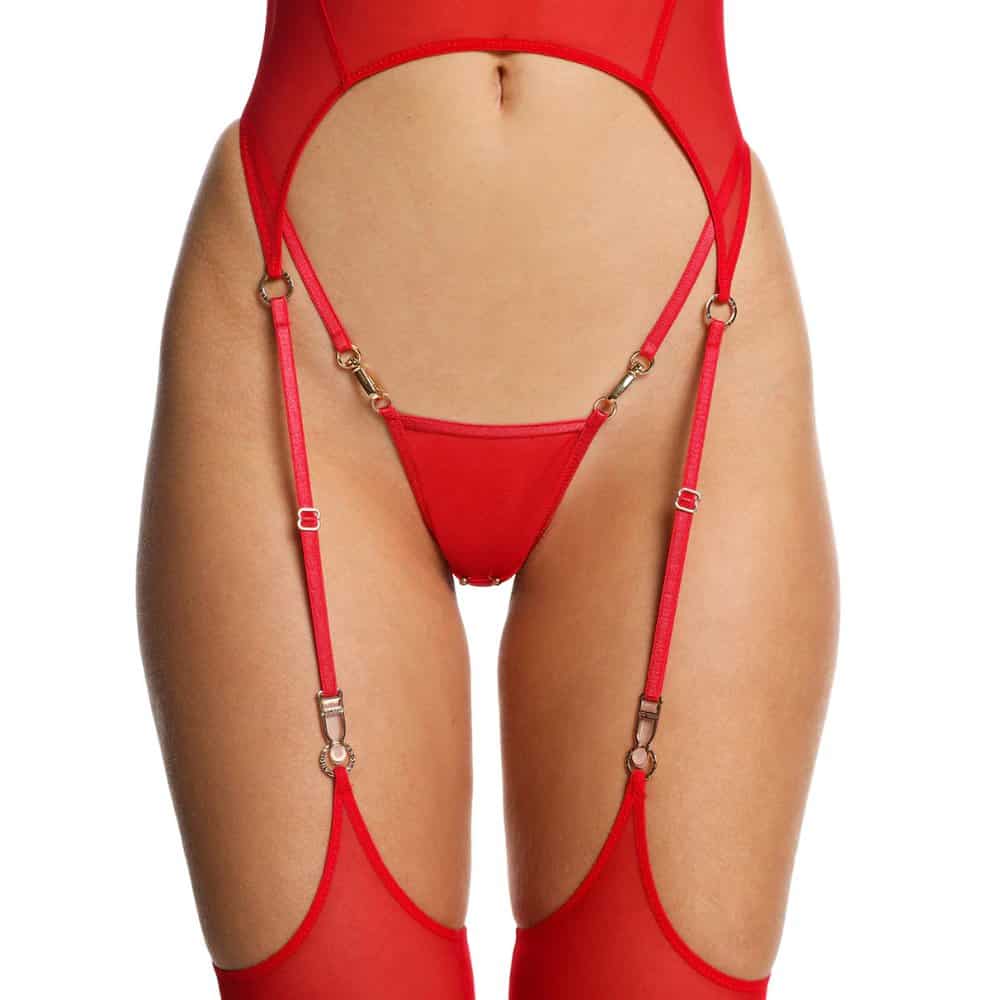 Femme portant un ensemble de Lingerie Rouge en Mesh technique haute durabilité et Détails Dorés