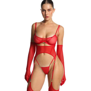 Femme portant un ensemble de Lingerie Rouge en Mesh technique haute durabilité et Détails Dorés