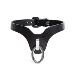 Collier choker en cuir noir avec anneau métallique argenté et boucle de fermeture.