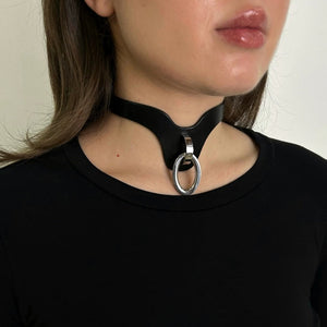Collier choker en cuir noir avec anneau métallique argenté et boucle de fermeture.