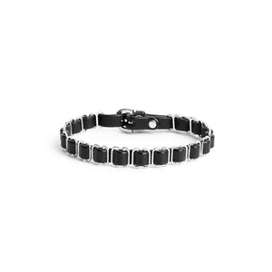 Choker ANOESES noir porté autour du cou d’un modèle féminin, composé d’anneaux métalliques alignés et d’une structure ajustable, esthétique fétiche haut de gamme Brigade Mondaine Paris.