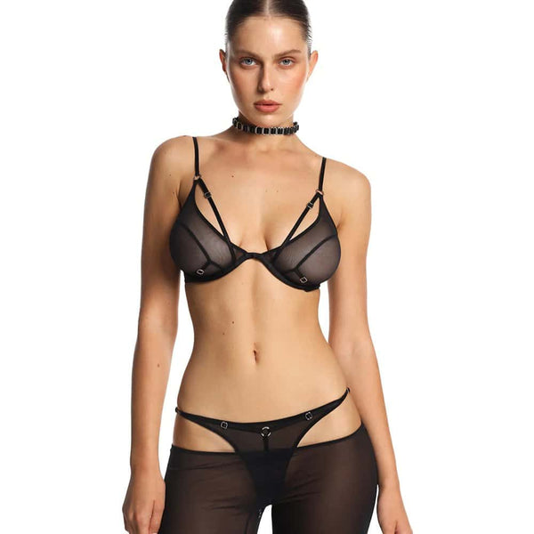 Choker ANOESES noir porté autour du cou d’un modèle féminin, composé d’anneaux métalliques alignés et d’une structure ajustable, esthétique fétiche haut de gamme Brigade Mondaine Paris.
