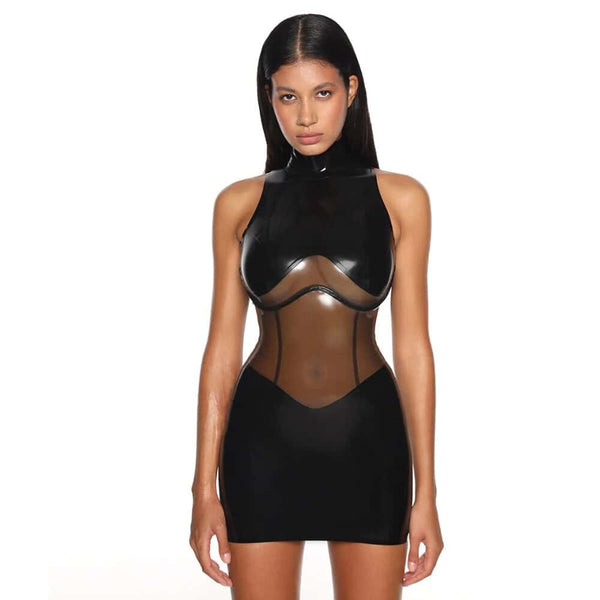 Body en latex noir ANOESES avec col montant et empiècements transparents, porté par un mannequin assis sur un fauteuil en cuir noir, vue légèrement plongeante.