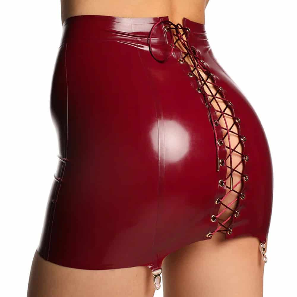 Jupe courte en latex bordeaux brillant avec laçage croisé à l'arrière et attaches porte-jarretelles.