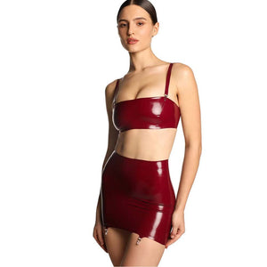 Jupe courte en latex bordeaux brillant avec laçage croisé à l'arrière et attaches porte-jarretelles.